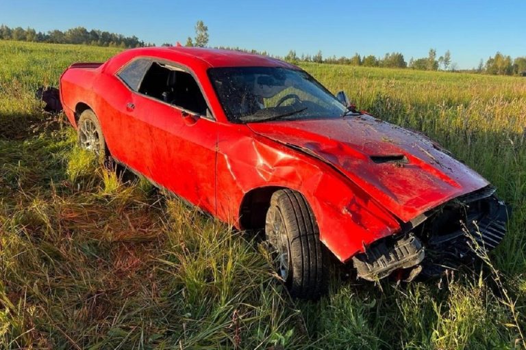 Раритетный автомобиль вылетел в кювет в Тверской области