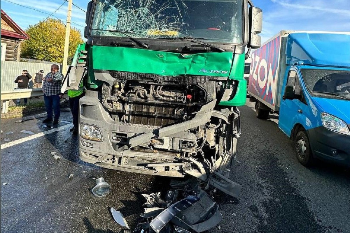 Два человека пострадали в массовом ДТП на М-10 в Тверской области