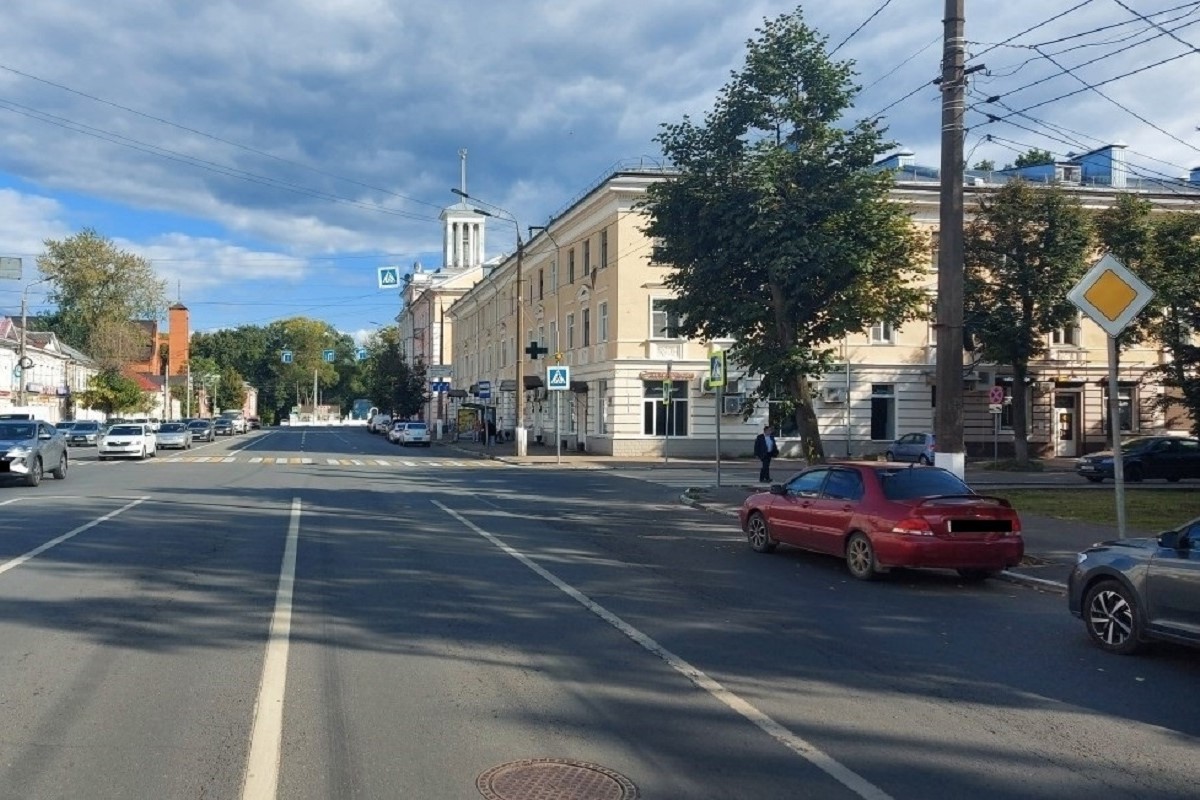 Пешехода сбили на переходе в центре Твери