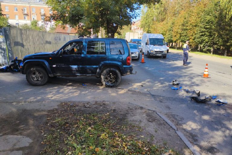 Мотоциклист врезался в Jeep в Пролетарском районе Твери