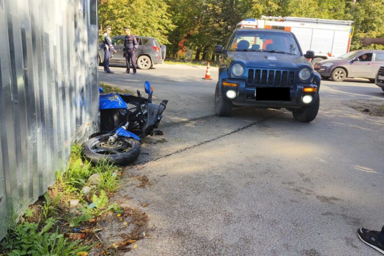 Мотоциклист врезался в Jeep в Пролетарском районе Твери