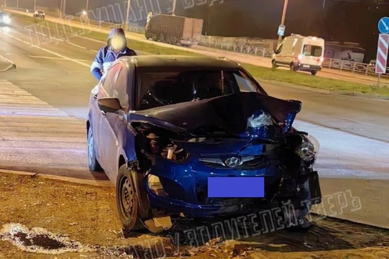 Иномарка врезалась в дерево в Заволжском районе Твери