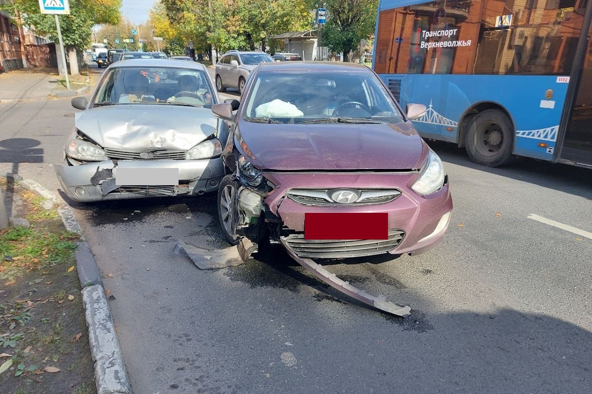 Женщина пострадала при столкновении легковушек в Твери