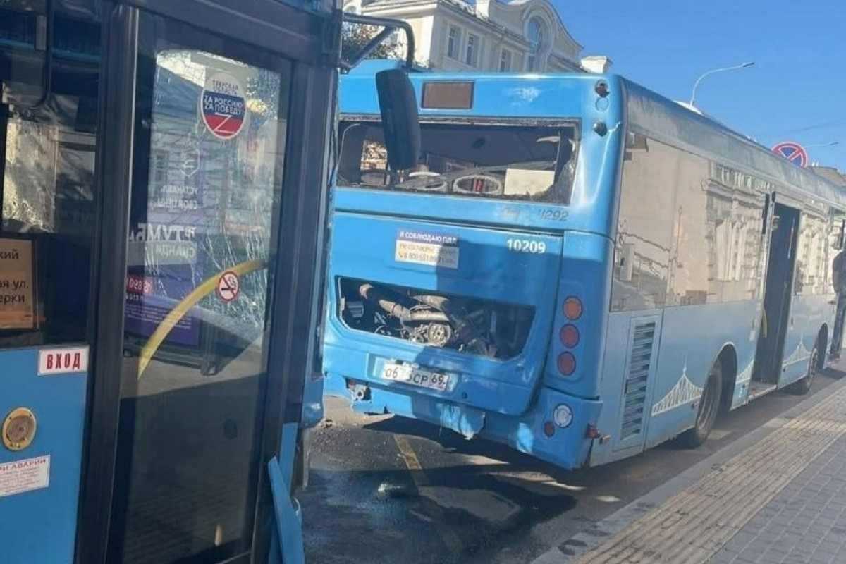 Автобусы столкнулись в центре Твери