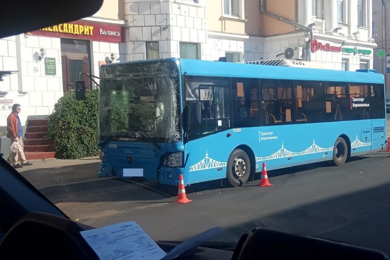 Автобусы столкнулись в центре Твери