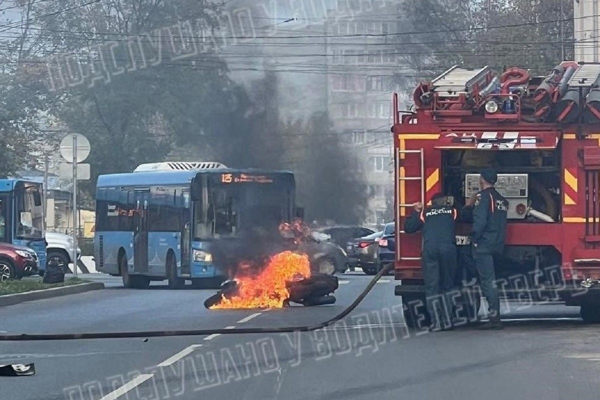 Мотоцикл загорелся на дороге в Московском районе Твери