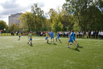 В тверской школе открыли мини-футбольное поле