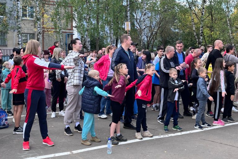 В тверской школе участники олимпиады соревновались в беге в мешках и езде на роллепедах