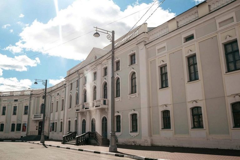 Новый сезон тверского ТЮЗа откроет «Вождь краснокожих» Новый сезон тверского ТЮЗа откроет «Вождь краснокожих»