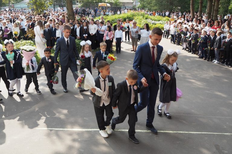 В Зубцовском округе учеников и педагогов с Днем знаний поздравил Сергей Голубев