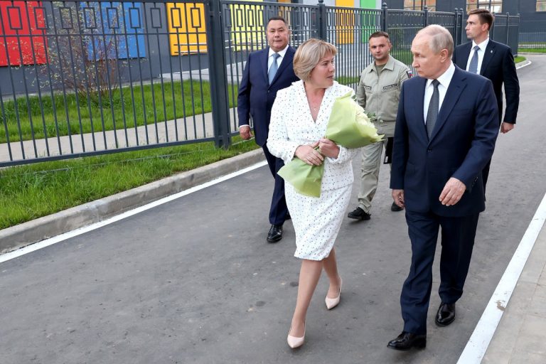 Президент РФ Владимир Путин посетил в селе Тургиново социально значимые объекты