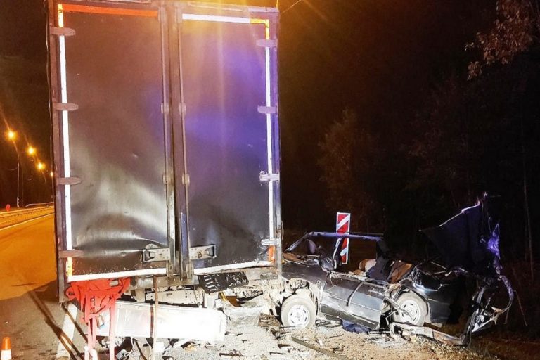 Военнослужащие из Тверской области разбились насмерть в ДТП под Валдаем Военнослужащие из Тверской области разбились насмерть в ДТП под Валдаем