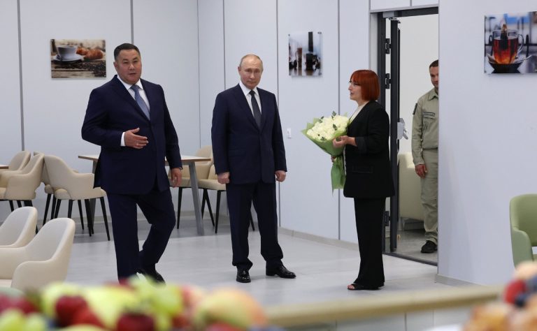 Президент РФ Владимир Путин посетил в селе Тургиново социально значимые объекты