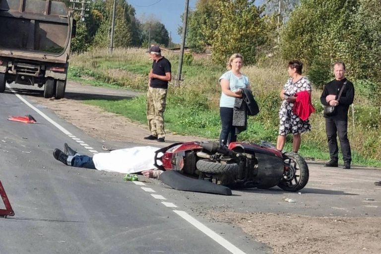 В Тверской области водитель скутера погиб под колесами грузовика