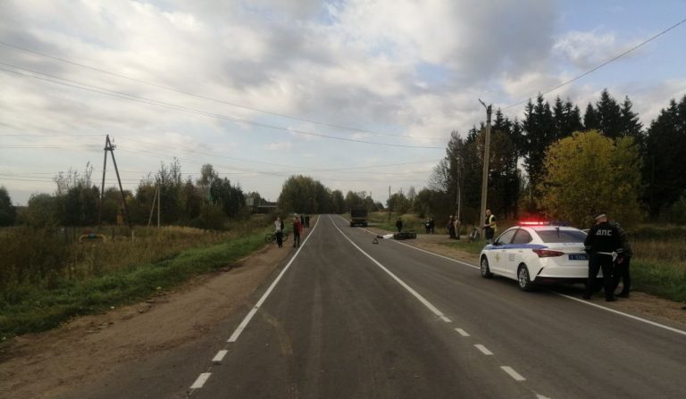 В Тверской области водитель скутера погиб под колесами грузовика