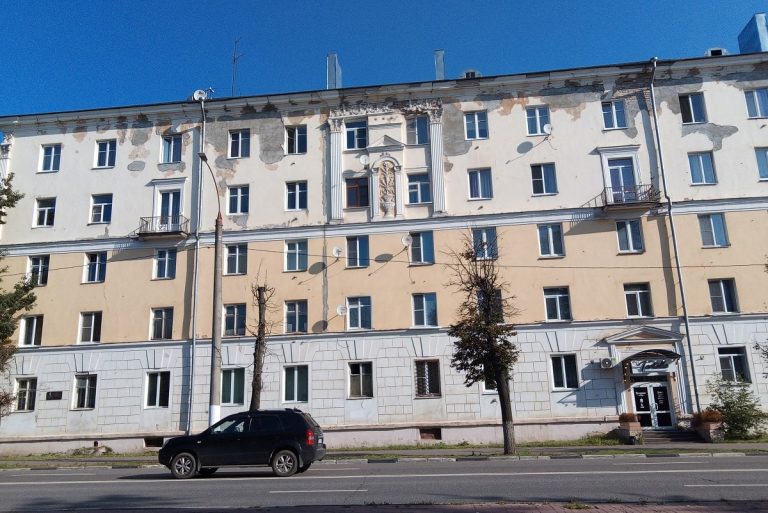Администрация Твери понуждает УК ремонтировать фасады домов и дворы