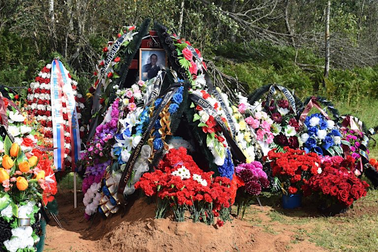 В Тверской области проводили в последний путь награждённого орденом Мужества участника СВО