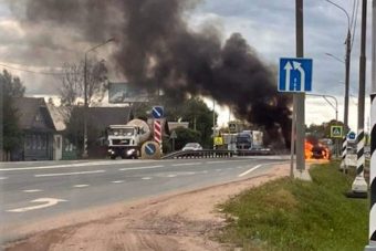 Легковушка вспыхнула на М-10 под Тверью