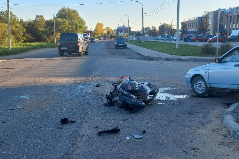 Мотоциклист врезался в легковушку в Заволжском районе Твери