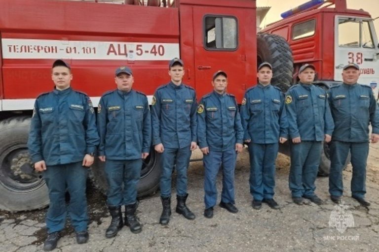 Десять человек эвакуировали из горящего дома в Тверской области