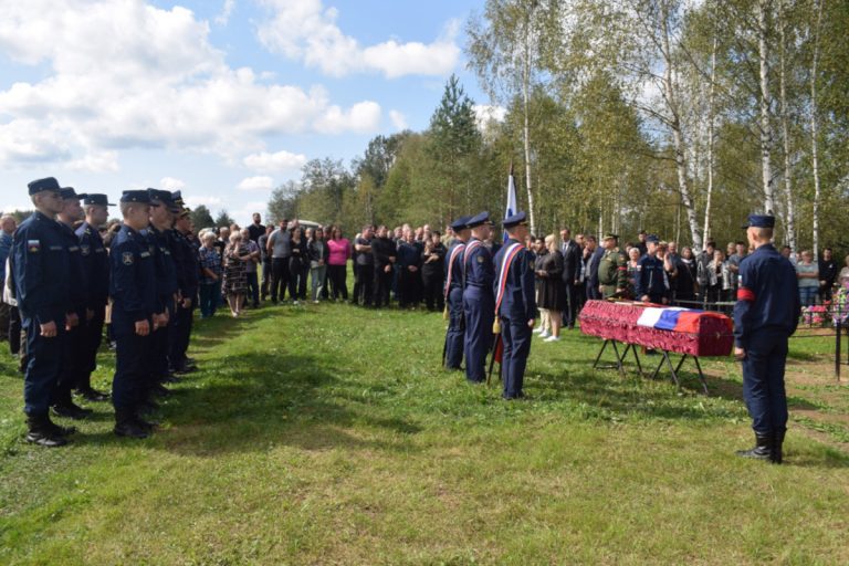 В Тверской области проводили в последний путь награждённого орденом Мужества участника СВО