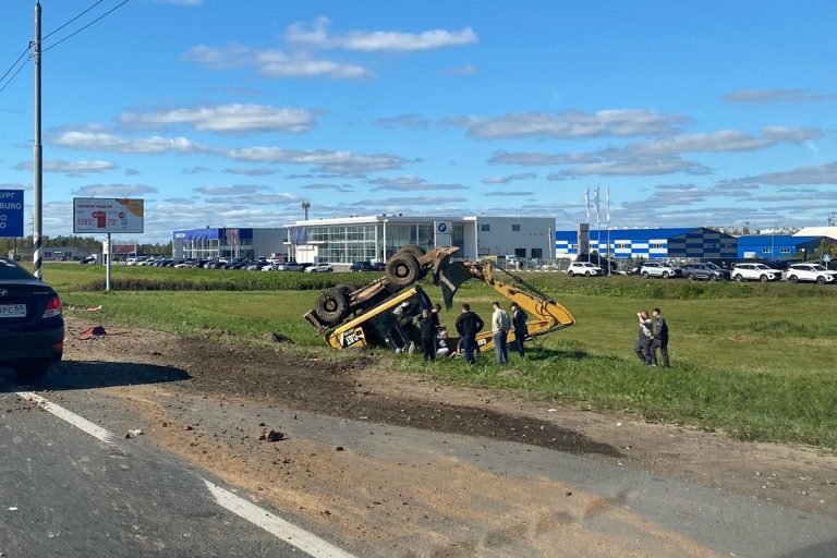 Дальнобойщик перевернул экскаватор на трассе М-10 под Тверью