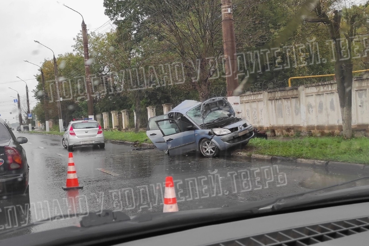 В Твери увезли на «скорой» попавшего в ДТП 21-летнего водителя