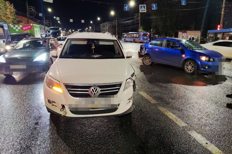Женщина-пассажир пострадала в столкновении Volkswagen и Chevrolet в Твери