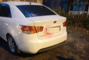 Стекла шести автомобилей разбил топором вандал в Твери Стекла шести автомобилей разбил топором вандал в Твери