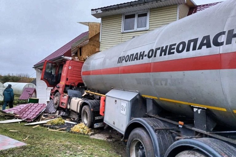 Автоцистерна с газом врезалась в дом в Тверской области Автоцистерна с газом врезалась в дом в Тверской области