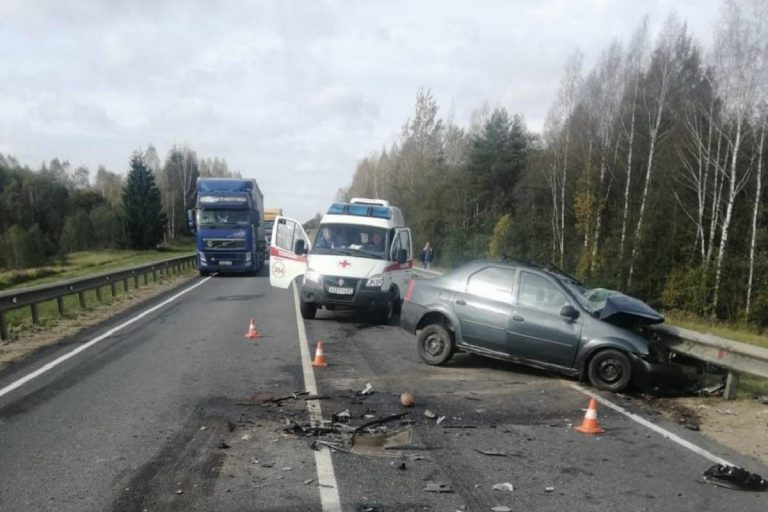 Две легковушки и грузовик столкнулись на М-9 в Тверской области Две легковушки и грузовик столкнулись на М-9 в Тверской области