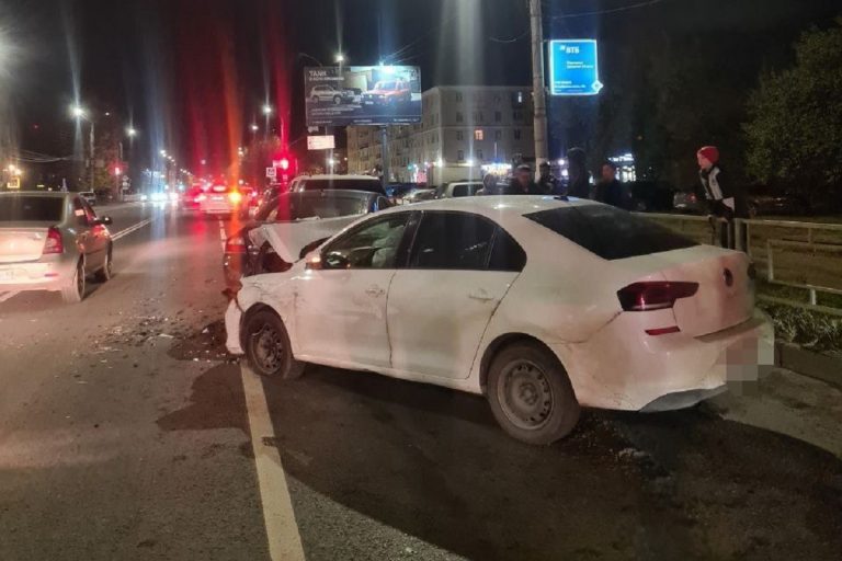 Пять автомобилей столкнулись на Петербургском шоссе в Твери