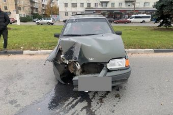 Легковушка врезалась в столб у Волоколамского путепровода в Твери