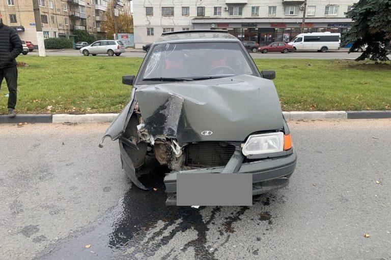 Легковушка врезалась в столб у Волоколамского путепровода в Твери Легковушка врезалась в столб у Волоколамского путепровода в Твери