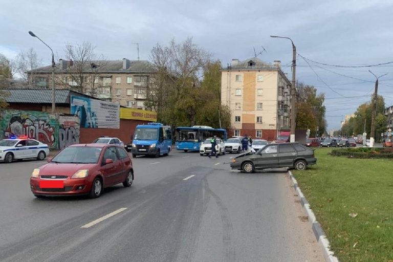 Легковушка врезалась в столб у Волоколамского путепровода в Твери