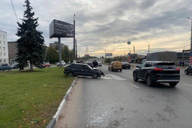Легковушка врезалась в столб у Волоколамского путепровода в Твери