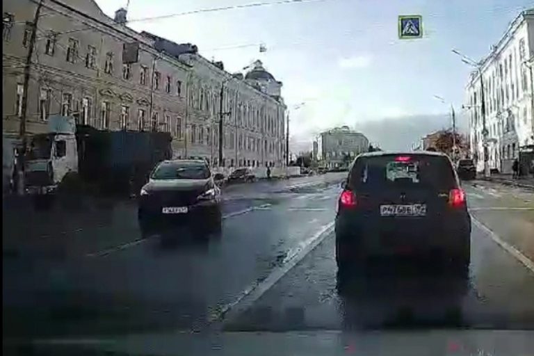 Грузовик и две легковушки столкнулись в центре Твери