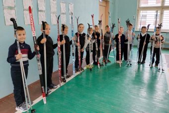 По поручению губернатора Рудени в Весьегонскую школу поступило новое лыжное снаряжение