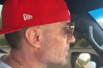 Олимпийский чемпион по фигурному катанию Роман Костомаров показал, как едет за рулем без протезов Олимпийский чемпион по фигурному катанию Роман Костомаров показал, как едет за рулем без протезов