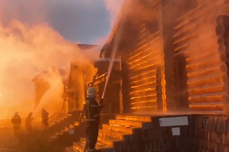Пожар в банном комплексе под Тверью тушили 13 часов