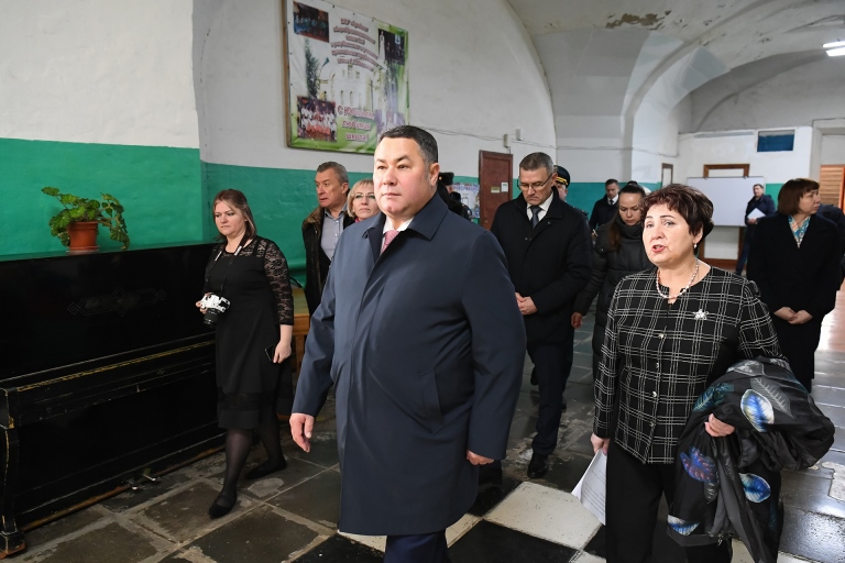 Губернатор Руденя поручил закупить для Бежецкой СШ №3 новые музыкальные инструменты
