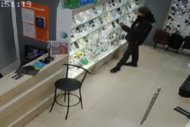 Двое мужчин обокрали салон сотовой связи в Твери Двое мужчин обокрали салон сотовой связи в Твери