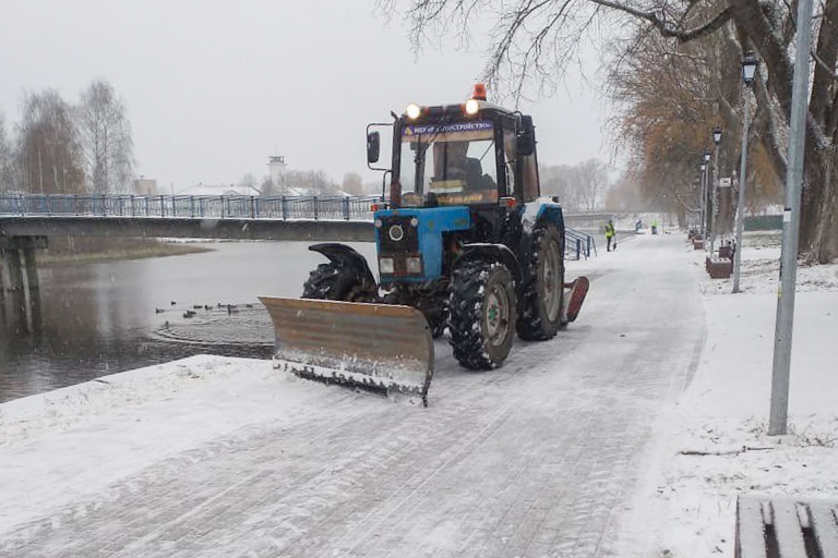 В Тверской области на расчистку региональных автодорог от снега вышло порядка 100 единиц техники
