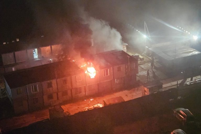 Два человека пострадали при пожаре в бытовке в Твери