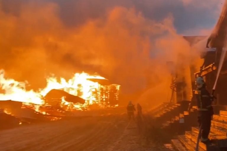 Пожар в банном комплексе под Тверью тушили 13 часов