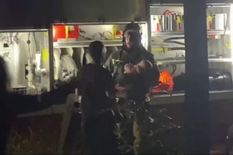Спасателям на пожаре в Твери пришлось эвакуировать грудного ребенка и взрослых по лестнице