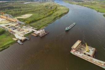 2,5 тысячи тонн металла надвинули на 136 метров моста через Волгу на Северном обходе Твери трассы М-11