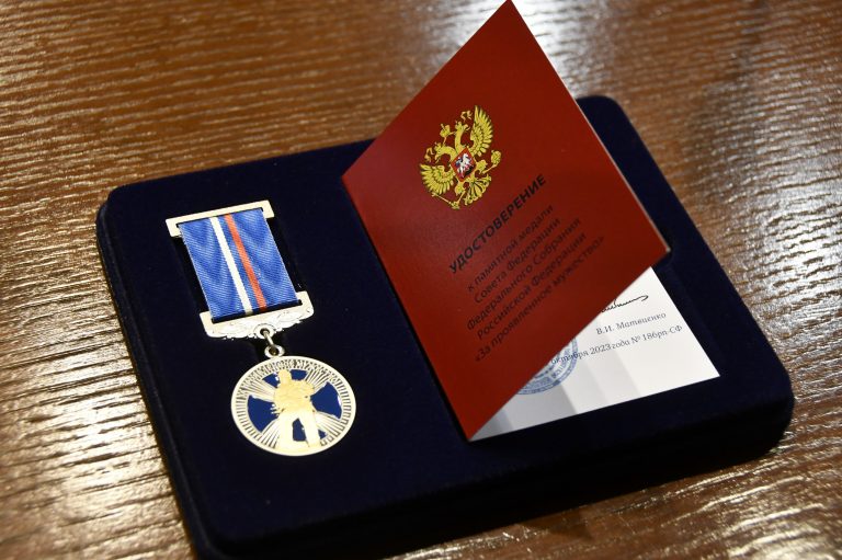 Спасший тонувшую девушку школьник из Тверской области награжден медалью "За проявленное мужество"