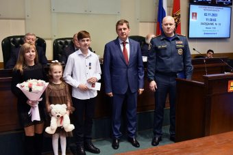 Спасший тонувшую девушку школьник из Тверской области награжден медалью "За проявленное мужество"