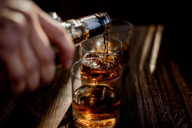 Учёные назвали три возраста, в которых алкоголь наиболее опасен